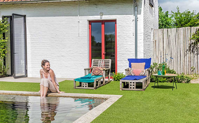 Garten Pool mit Kunstrasen von Rasen Deluxe